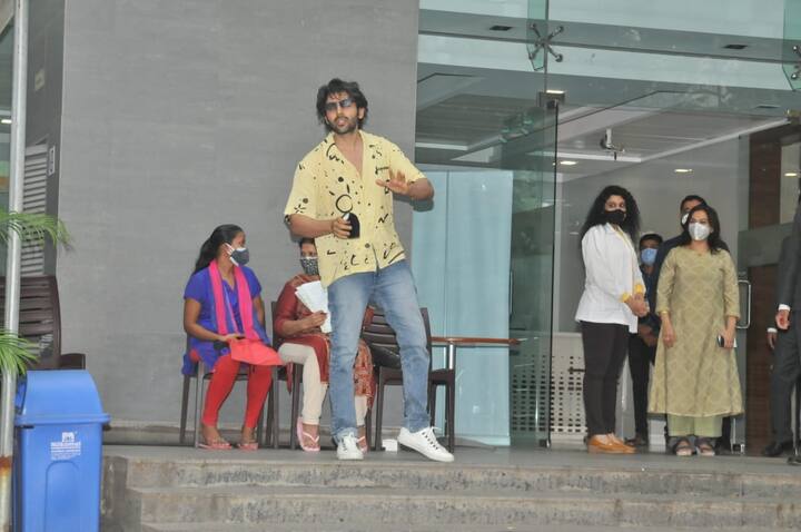 Kartik, last seen in 'Love Aaj Kal 2' opposite Sara Ali Khan, donned a yellow shirt and denims. He completed his look with white sneakers and classic pair of shades.