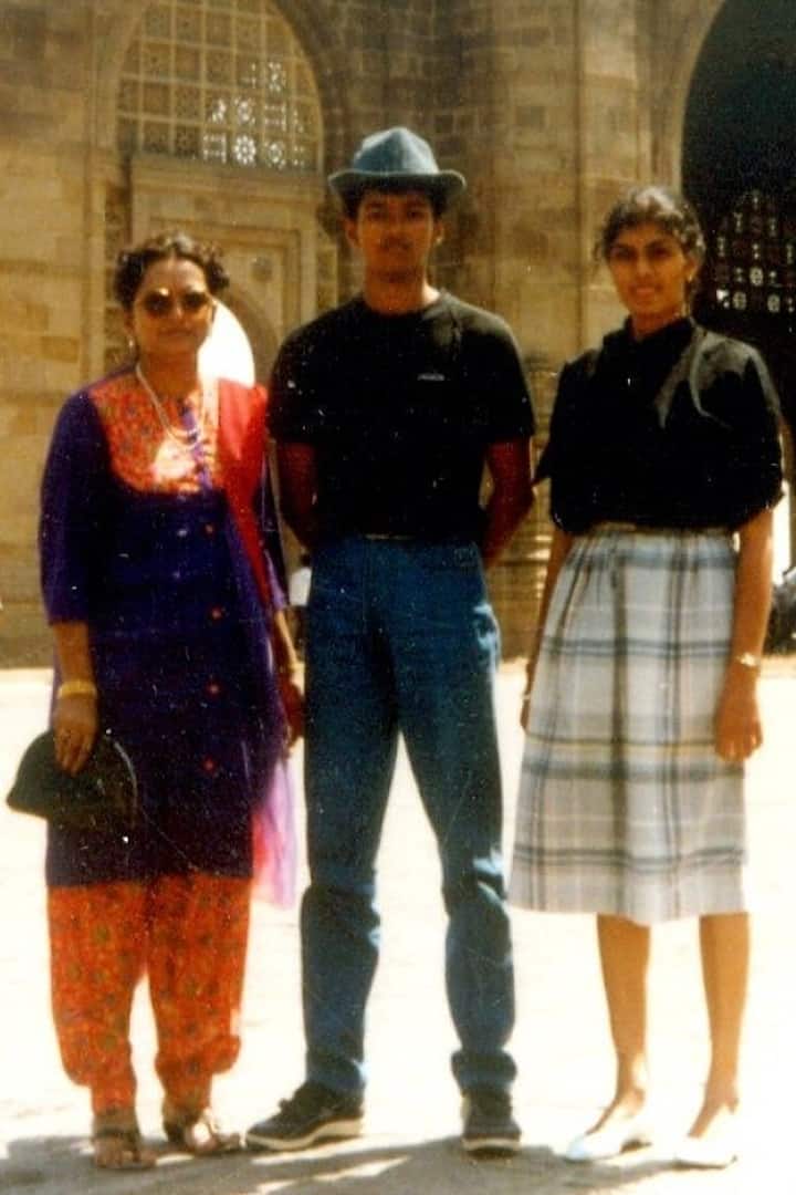 தாய் ஷோபா உடன் இளைஞர் விஜய்