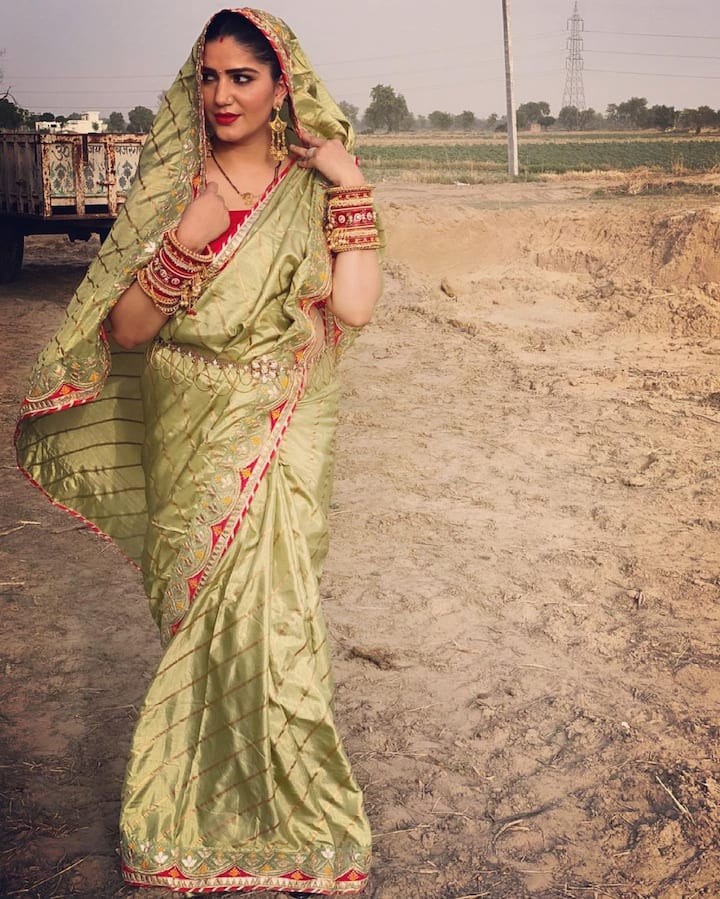 सपना ने इन तस्वीरों को पोस्ट करते हुए लिखा है कि असली गहना स्माइल होती है ना की ज्वैलरी. (Photos- Sapna Choudhary/Instagram)