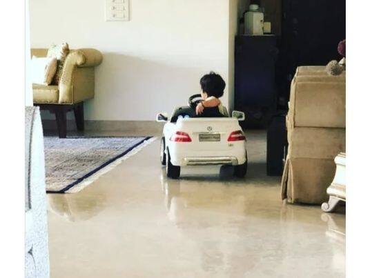 घर का लिविंग एरिया काफी बड़ा है जहां दुलकर की बेटी अमीराह को अक्सर खेलते हुए देखा गया है.
