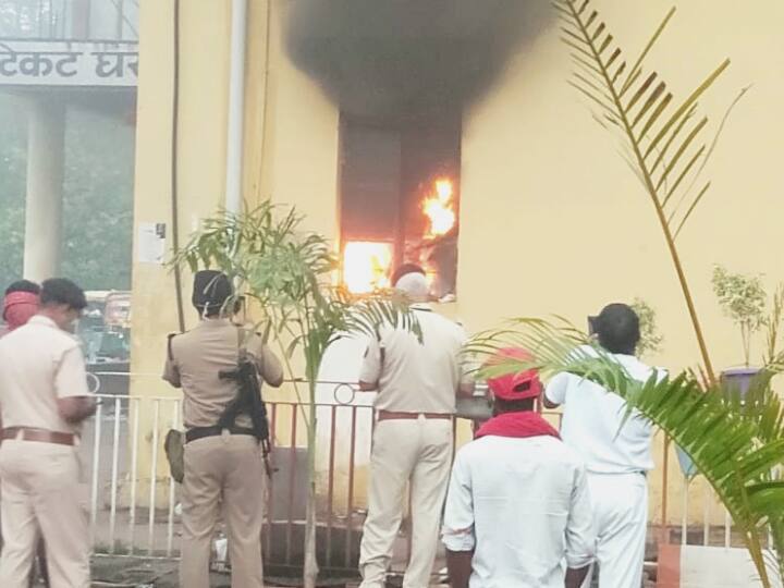 fire at the booking counter of Danapur railway station from short circuit goods worth lakhs burnt ann पटनाः दानापुर रेलवे स्टेशन के बुकिंग काउंटर पर आग लगने से मची अफरातफरी, लाखों के सामान जले