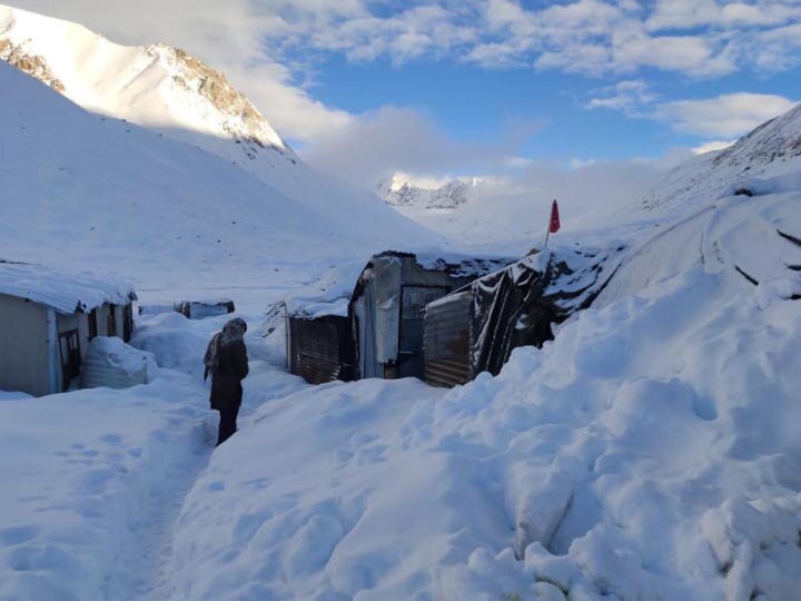 उत्तराखंड: जून के महीने में भी बर्फ से ढके चमोली के पहाड़, देखें तस्वीरें