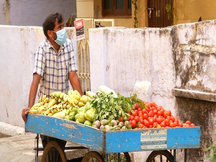 ஸ்மைல் ப்ளீஸ்  டூ தக்காளி, வெங்காயம்’ - ஊரடங்கினால் காய்கறி வியாபாரியான போட்டோகிராபர்..!