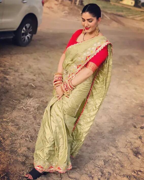 ਆਪਣੀਆਂ ਇਨ੍ਹਾਂ ਅਦਾਵਾਂ ਨਾਲ ਉਨ੍ਹਾਂ ਨੇ ਫੈਨਜ਼ ਦਾ ਦਿਲ ਜਿੱਤ ਲਿਆ ਹੈ।