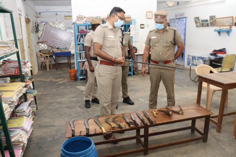 தூத்துக்குடி : மான் கொம்பு, வீச்சரிவாள் உள்ளிட்ட பயங்கர ஆயுதங்களுடன் ஒருவர் கைது..!