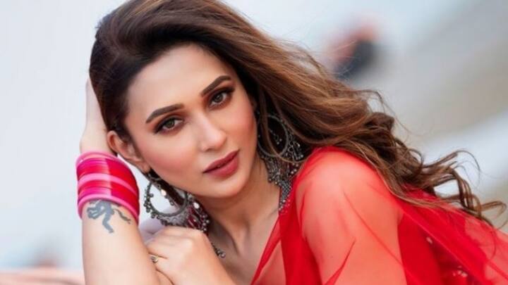 করোনা পরিস্থিতি থেকে শুরু করে ইয়াস, বার বার সাধারণ মানুষের দিকে সাহায্যের হাত বাড়িয়ে দিয়েছেন অভিনেত্রী সাংসদ মিমি চক্রবর্তী। তবে এবার তাঁর ভূমিকা একটু অন্যরকম। করোনাকালে আজ একটি বেসরকারী সংস্থার উদ্যোগে গোটা দিন চলল ভ্যাকসিনেস ড্রাইভ। তবে এই আয়োজন কেবলমাত্র তৃতীয় লিঙ্গের মানুষ ও রূপান্তরকামীদের জন্য। তাঁদের সঙ্গে ভ্যাকসিন নিলেন মিমি চক্রবর্তী।