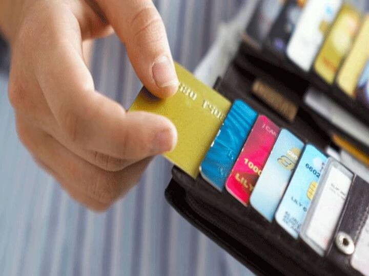 Credit Card Tips: अगर आपने लिया है क्रेडिट कार्ड पर लोन तो जल्द से जल्द चुका दें, नहीं तो होगा नुकसान