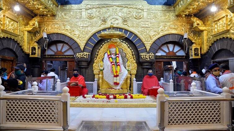 maharashtra news nashik news 400 crores in donation to Saibaba mandir Shirdi year 2022 Shirdi Sai Baba : शिर्डीच्या साईचरणी भरभरून दान; वर्षभरात 'इतक्या' कोटींचं दान अर्पण, अशी असते प्रक्रिया