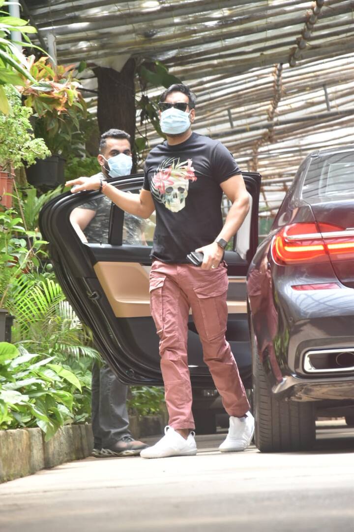 अजय देवगन को जुहू में सनी सुपर साउंड के बाहर स्पॉट किया गया. इस दौरान ये अभिनेता मास्क भी लगाए दिखे. (Photos- Manav Mangalani)