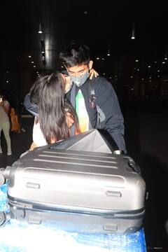 Khatron Ke Khiladi 11: मुंबई लौटे श्वेता तिवारी सहित सभी सितारे, एयरपोर्ट पर वरुन सूद को KISS करती दिखीं गर्लफ्रेंड, देखें तस्वीरें