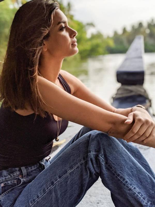 कई बड़े प्रोजेक्ट्स का हिस्सा रहीं डायना 'हैप्पी भाग जाएगी', 'लखनऊ सेंट्रल', 'परमाणु: द स्टोरी ऑफ पोखरण', 'हैप्पी फिर भाग जाएगी' और 'खानदानी शफाखाना' जैसी फिल्मों में काम कर चुकी हैं.