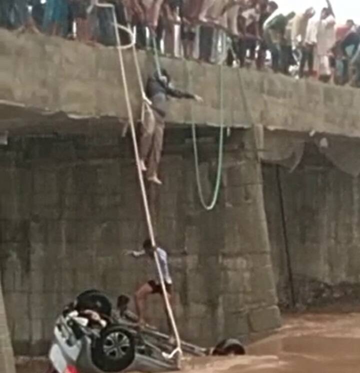 સ્થાનિક લોકો અને રોડ કોન્ટ્રાકટર મજૂરોએ બચાવ કામગીરી કરી.