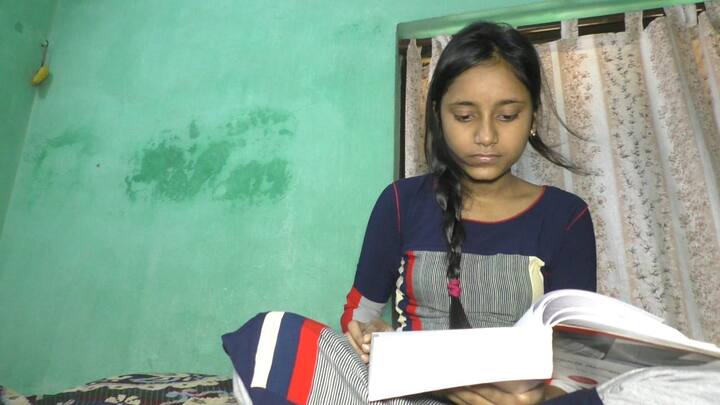 লকডাউনের ধাক্কা আর্থিকভাবে প্রবল প্রভাব ফেলেছে অনেকের জীবনেই। কিন্তু যাবতীয় বাধা-বিপত্তি কাটিয়ে নতুন উড়ানের খোঁজও কম নেই, যেমনটা খড়দহের জ্যোতির্ময় সাহা। (তথ্য ও ছবি- সমীরণ পাল)