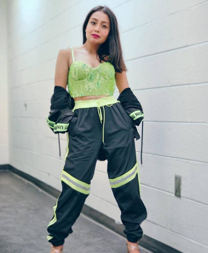 रिपोर्ट्स में कहा गया है कि नेहा कक्कड़ हर महीने 30 लाख रुपये कमाती हैं.