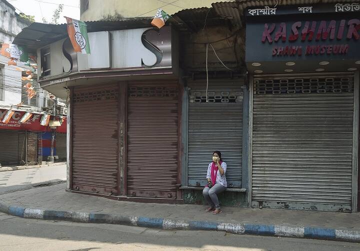 বিধি নিষেধ আলগা করা হলেও তাই নতুন আশঙ্কার ভ্যারিয়্যান্টের খোঁজ মেলায় কোভিড সতর্কতাগুলো যথেষ্ট গুরুত্ব দিয়েই পালন করা প্রয়োজন বলে মনে করিয়ে দিচ্ছেন চিকিৎসকরা।