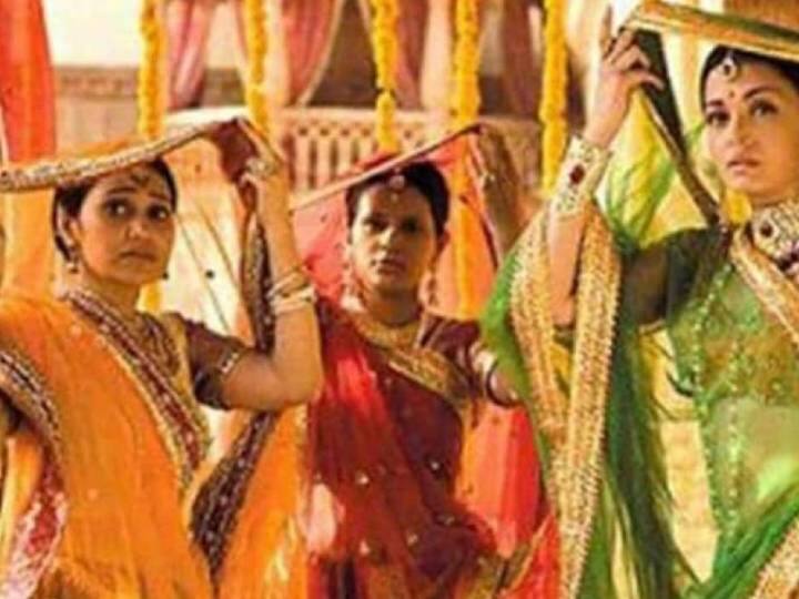 दिशा वकानी ने ऐश्वर्या राय बच्चन और ऋतिक रोशन स्टारर फिल्म जोधा अकबर में काम किया है. उन्होंने में फिल्म में माधवी का किरदार निभाया था.