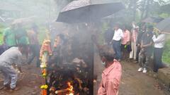 अंतिम प्रवासात स्मशानभूमीच्या दुर्दशेचे फेरे, चक्रीवादळामुळे स्मशानभूमी चे शेड कोसळून 1 वर्ष पूर्ण