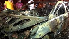 Bypass car fire: বাইপাসে চলন্ত গাড়িতে আগুন, দুই যাত্রীকে উদ্ধার করল পুলিশ