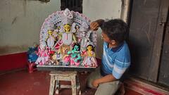 করোনাকালে আগমনী সুর, শান্তিপুর থেকে কানাডায় পাড়ি দু'ফুটের দুর্গার