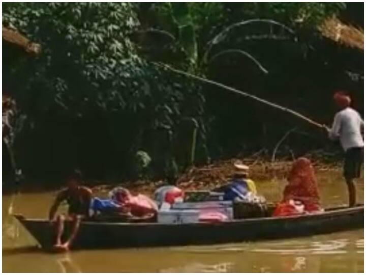 daughter-in-law was welcomed in a unique way in the flood affected village Lakhimpur Kheri uttar pradesh ANN बाढ़ प्रभावित गांव में अनोखे अंदाज में हुआ बहू का स्वागत, गांव वालों ने कहा- ट्यूब वाली दुल्हन