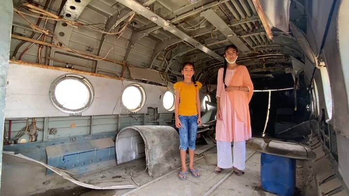 ਮਾਨਸਾ ਜਾਣ ਵਾਲੇ ਰਸਤੇ ਵਿੱਚ ਟੋਲ ਪਲਾਜ਼ਾ ਵਿੱਚੋਂ ਲੰਘਦਿਆਂ ਹੈਲੀਕਾਪਟਰਾਂ ਦੇ ਉਪਰਲੇ ਖੰਭਾਂ ਨੂੰ ਉਤਾਰਨਾ ਪਿਆ। ਇਸ ਦੌਰਾਨ ਲੋਕਾਂ ਦੀ ਭੀੜ ਸੜਕ 'ਤੇ ਦੇਖਣ ਲਈ ਇਕੱਠੀ ਹੋ ਗਈ ਸੀ।