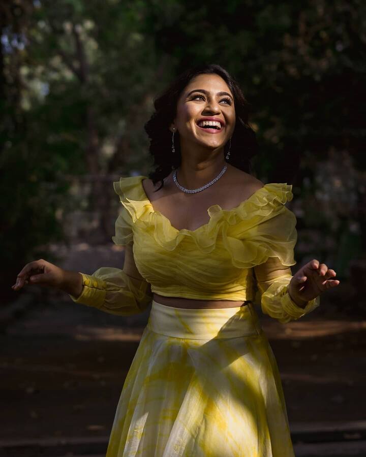 मृण्मयी  सोशल मीडियावर सुद्धा प्रचंड सक्रिय असते.(Photo credit : @mrunmayeedeshpande Instagram)