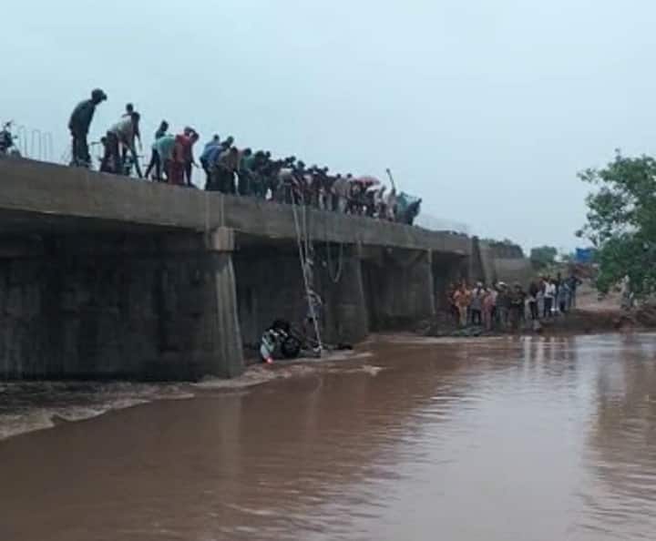 ગામના લોકોએ દિલધડક ઓપરેશન કરી બે મહિલાઓને બચાવી લીધી.