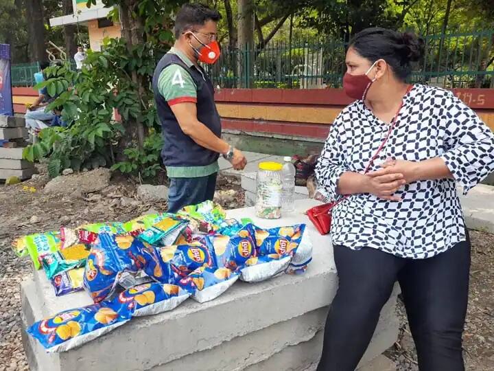 International Shooter sells chips and biscuit in Dehradun Uttarakhand आंतरराष्ट्रीय नेमबाजावर रस्त्यावर स्नॅक्स विकायची वेळ, सरकारकडून दुर्लक्ष