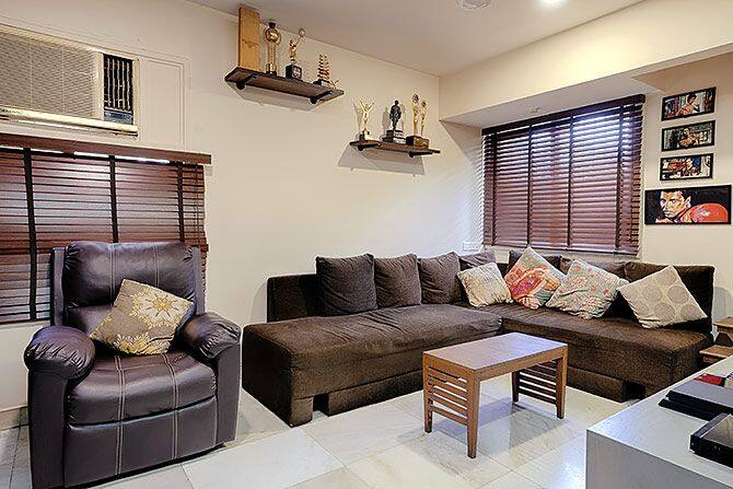 हुमा का लिविंग रूम काफी स्पेसफुल है. जहां ब्राउन कलर के सोफे लगाए गए है. वर्कफ्रंट की बात करें तो हुमा कुरैशी के पास अक्षय कुमार की फिल्म बेल बॉटम के साथ तमिल फिल्म वलीमाई भी है.