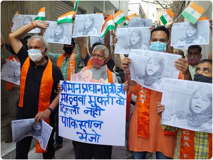 After Mehboobas statement workers of Shiv Sena and Dogra Front protested in Jammu ANN महबूबा के बयान बाद जम्मू में बवाल, शिवसेना और डोगरा फ्रंट के कार्यकर्ताओं ने किया प्रदर्शन
