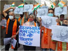 महबूबा के बयान बाद जम्मू में बवाल, शिवसेना और डोगरा फ्रंट के कार्यकर्ताओं ने किया प्रदर्शन