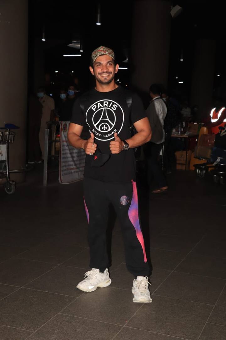 On Tuesday late night, Rahul Vaidya, Shweta Tiwari, Varun Sood, Arjun Bijlani, Vishal Aditya Singh were clicked at the Mumbai airport as they returned back, the remaining contestants will also return soon. [pic credit: Manav Manglani]