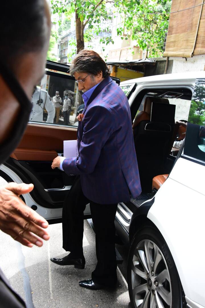 मुंबई से बिग बी की ये तस्वीरें सामने आई हैं जिसमें वो सूट-बूट में नज़र आ रहे हैं.