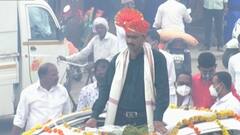 अहमदनगर : ग्रामस्थांकडून सेवा देणाऱ्या डॉक्टरांची मिरवणूक, डॉ. पोटफोडेंकडून 5000 जणांवर उपचार