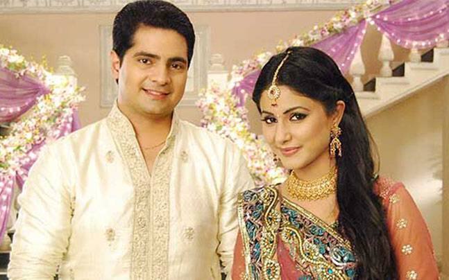 हिना खान और करण मेहरा ने टीवी सीरियल ‘ये रिश्ता क्या कहलाता है’ के जरिए अपनी पहचान बनाई. दोनों की जोड़ी को काफी पसंद किया गया. लेकिन दोनों के बीच बात नहीं होती थी. कहा जाता है कि हिना की वजह से ही करण ने इस शो को बीच में ही छोड़ दिया था.