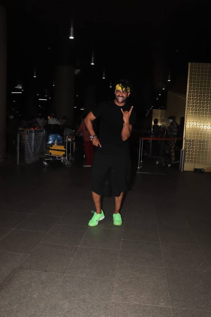 Vishal Aditya Singh poses for the paparazzi on his arrival at the airport. [pic credit: Manav Manglani]