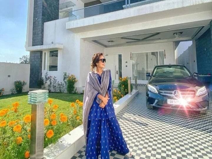 सिर्फ मुंबई में ही नहीं नेहा का ऋषिकेश में भी एक घर है, जिसे उन्होंने शोबिज की दुनिया में पहचान मिलने के बाद बनवाया था. अपने इस घर की फोटो भी नेहा कक्कड़ ने सोशल मीडिया पर शेयर की थी.