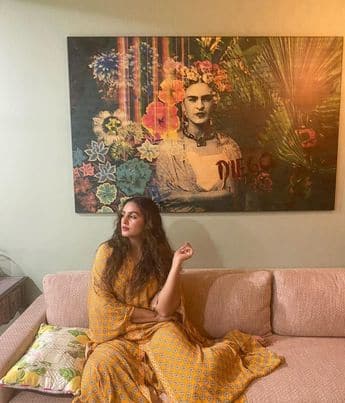 इस  फोटो में हुमा अपने लिविंग रूम में  पोज देते हुए दिखाई दे रही हैं. जहां उन्होंने दिवंगत और फेमस कलाकार फ्रीडा काहलो की एक बड़ी पेंटिंग दीवार पर लगा रखी है.