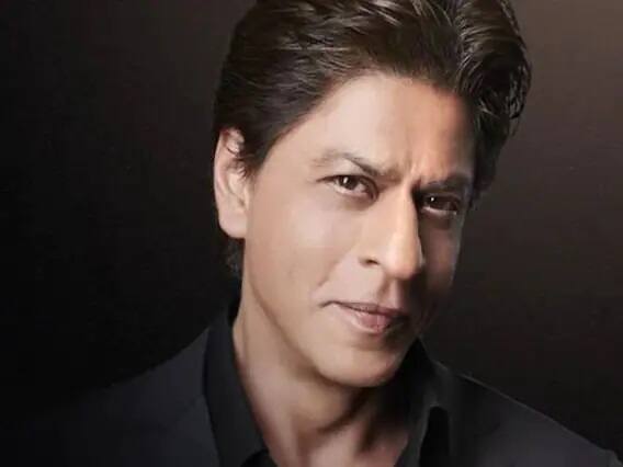 शाहरुख खानचेही नाव या यादीमध्ये समाविष्ट झाले होते. पण आज तो संपूर्ण जगातील तिसरा श्रीमंत अभिनेता आहे. एक वेळ अशी आली होती की शाहरुख खान दिवाळखोर झाला होता. शाहरुखने रावण चित्रपटाची निर्मिती केली होती. या वृत्तानुसार शाहरुखने आपला सर्व पैसा या चित्रपटासाठी ओतला होता. आणि त्याच्याकडे मोजकेच पैसे शिल्लक होते.