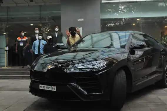 আর টিকা নিতে এসে আলোকচিত্রীদের নিরাশ করলেন না কার্তিক। হাসপাতালের বাইরে সাড়ে চার কোটি টাকার কালো রঙের বিলাসবহুল গাড়ির সঙ্গেই ক্যামেরার সামনে পোজ দিলেন তিনি।