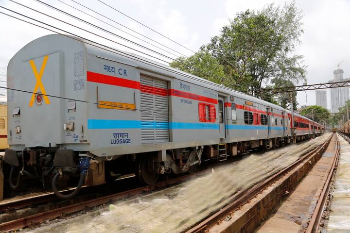 01008 डेक्कन एक्स्प्रेस विशेष 26  जून  पासून दररोज दुपारी 3.15 वाजता पुण्याहून सुटेल आणि  छत्रपती शिवाजी महाराज टर्मिनस येथे त्याच दिवशी संध्याकाळी 7.05 वाजता पोहोचेल.