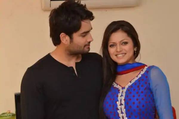 विवियन डीसेना और दृष्टि धामी भी टीवी सीरियल ‘मधुबाला’सेट पर सिर्फ सीन शूट होने के दौरान ही बात करते. ऑनस्क्रीन दोनों की जोड़ी को काफी पसंद किया जाता था लेकिन रियल लाइफ में दोनों एक-दूसरे की शक्ल भी नहीं देखना चाहते थे.