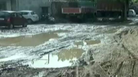 Rajkot: બે ગામ વચ્ચે આવેલા રોડ પર થયો ખાડાઓનો વિકાસ, 3 કિમી કાપવા કેટલો લાગે છે સમય?