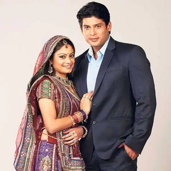 सिद्धार्थ शुक्ला और तोरल रसपुत्रा के बीच काफी मतभेद था. 'बालिका बधू' में दोनों की रोमांटिक केमेस्ट्री को काफी पसंद किया गया लेकिन आपको जानकर हैरानी होगी कि दोनों सेट पर बात तक नहीं करते थे. यहां तक कि दोनों रिहर्सल भी साथ नहीं करते थे.