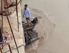 Rajkot : પાણીના ધસમસતા પ્રવાહમાં તણાઇ કાર, એકનું મોત, બે મહિલાનું કરાયું રેસ્ક્યૂ, જુઓ લાઇવ દ્રશ્યો