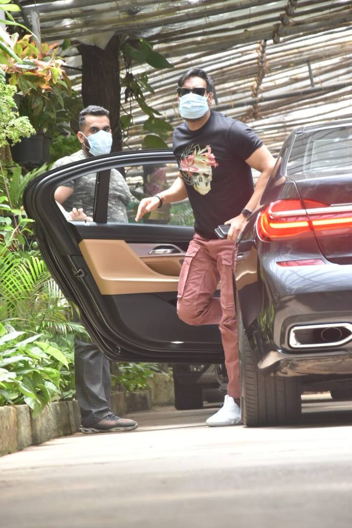 बिग बी के अलावा आज अभिनेता अजय देवगन भी डबिंग सेशन के लिए पहुंचे.