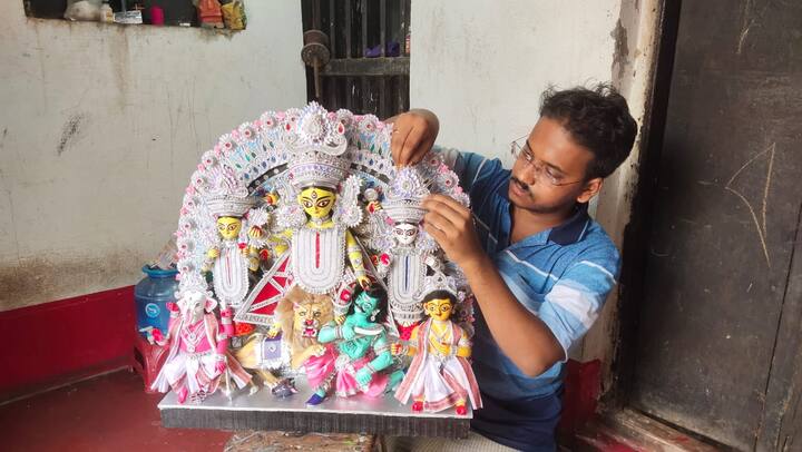 করোনাকালের কঠিন সময়ে আগমনী সুর। পুজো আসতে হাতে এখনও বেশ কয়েকমাস বাকি।