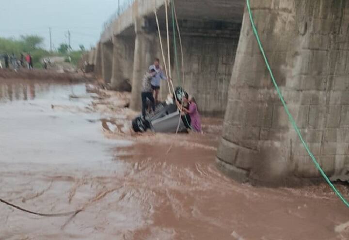 રાજકોટઃ લોધિકાની રાવકી નદીમાં ગઈ કાલે કાર તણાઈ હતી. રાવકીથી માખવાડ જવાના રસ્તે નવા નિર્માણ પામતા પુલ પર ગઈ કાલે સાંજે 7 વાગે કાર તણાઈ હતી.