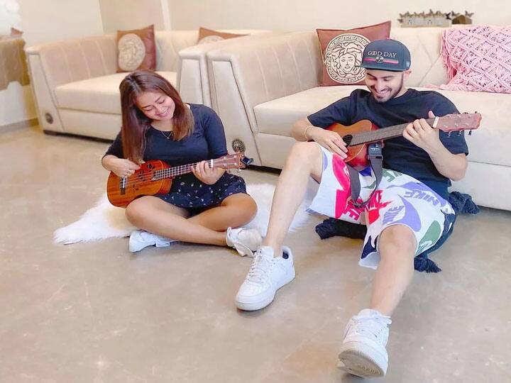 सबकुछ बिल्कुल सोच समझकर परफेक्ट तरीके से सजाया गया है. घर की दीवारें और सोफे के रंग का मैच भी बेहतरीन तरीके से डिजाइन किया गया है. सोशल मीडिया पर कोई भी उनके घर का वर्चुअल टूर कर सकता है.