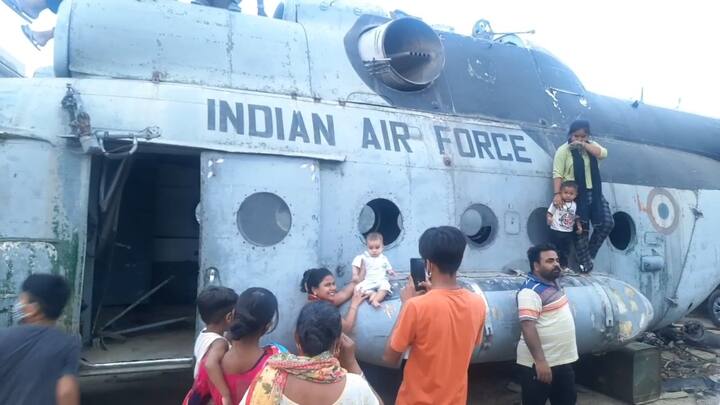 ਇਸ ਦੌਰਾਨ ਲੋਕਾਂ ਦੀ ਭੀੜ ਸੜਕ 'ਤੇ ਦੇਖਣ ਲਈ ਇਕੱਠੀ ਹੋ ਗਈ ਸੀ। ਡਿੰਪਲ ਨੇ ਦੱਸਿਆ ਕਿ ਵੇਚੇ ਗਏ ਤਿੰਨ ਹੈਲੀਕਾਪਟਰਾਂ ਚੋਂ ਇੱਕ ਨੂੰ ਲੁਧਿਆਣਾ ਰੋਡ ‘ਤੇ ਸਥਿਤ ਰਿਜੋਰਟ ਦੇ ਲੋਕਾਂ ਨੇ ਖਰੀਦਿਆ ਹੈ।